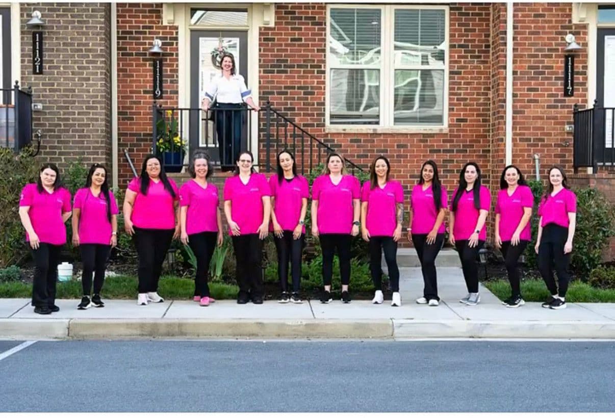 Equipe da Nice Maids usando uniformes personalizados produzidos pela VC Uniformes