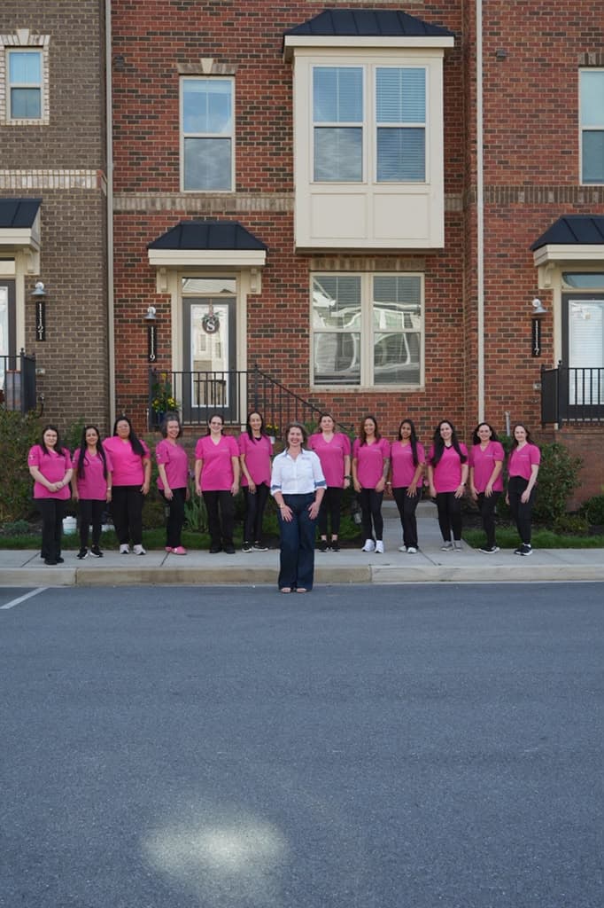 Veranice Scharb, fundadora da Nice Maids, com equipe usando uniformes personalizados