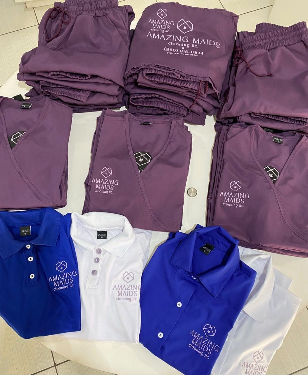 Scrubs, polos e camisas personalizados para a Amazing Maids Cleaning