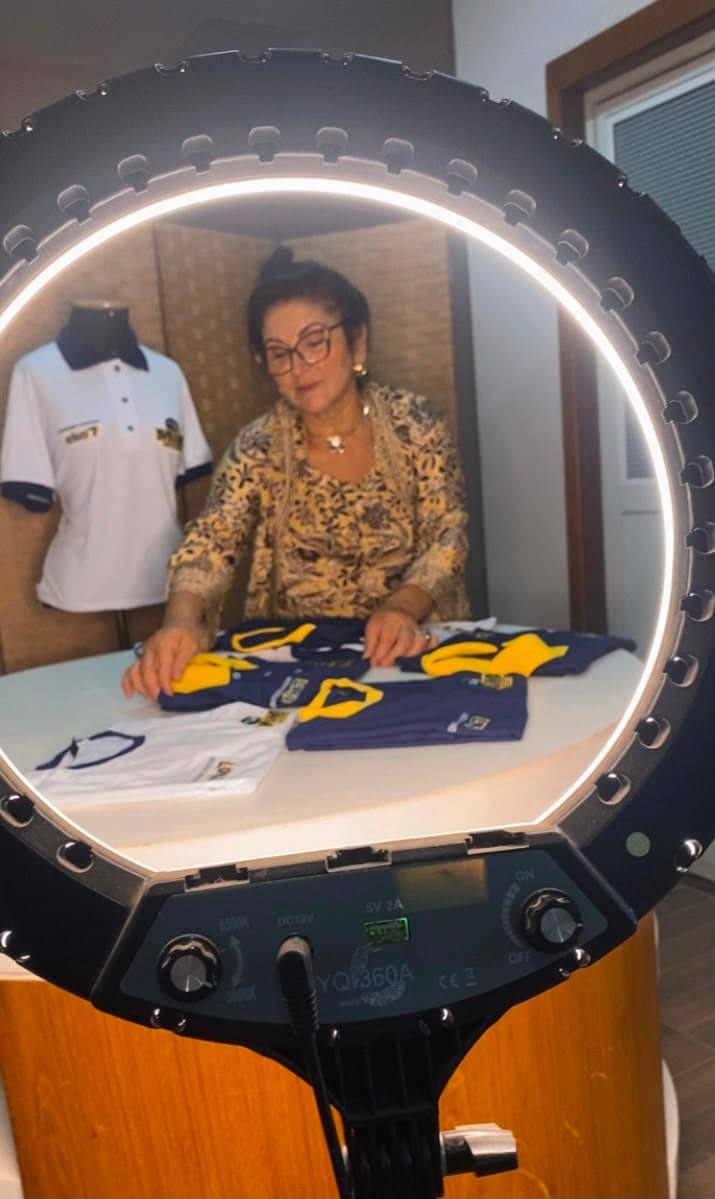 Produção e organização de uniformes personalizados no ateliê da VC Uniformes